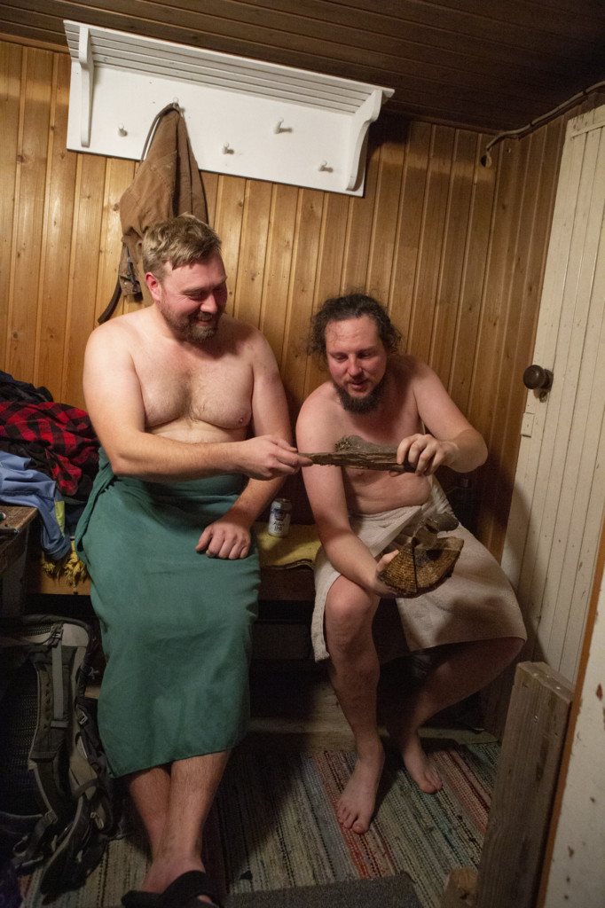 kaksi miestä saunan pukuhuoneessa