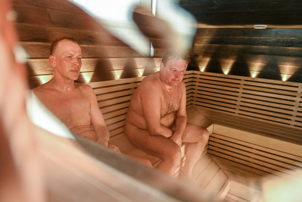kaksi miestä saunassa